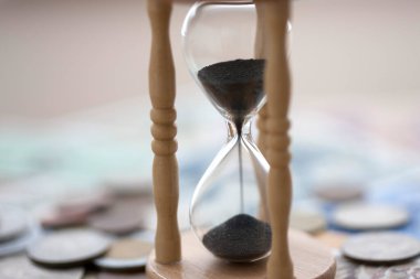 Masada siyah kum olan kum saati, kapat.