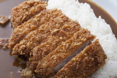Haşlanmış pirinç ve tonkatsu, kızarmış domuz pirzolası, soslu. Japon yemeği. 