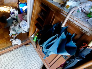 Dağınık mutfak alanı dağınık zemin ve şemsiye gösteriyor