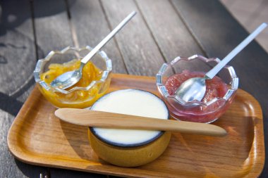 Yoğurt ve meyveli taze ev yapımı tatlı reçel.