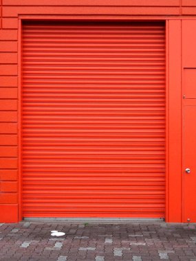 Kapalı kırmızı tuğla duvarlı kırmızı kapı