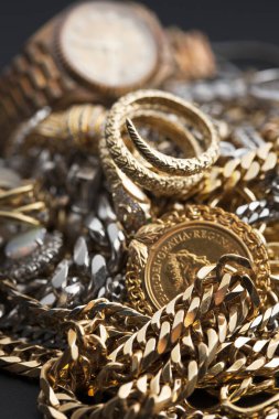 Mücevherler, değerli metal eşyalar, yakın görüş