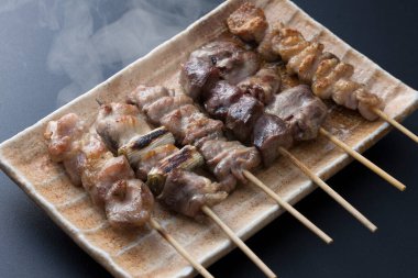 Beyaz tabakta şişler olan leziz ızgara et manzarası       