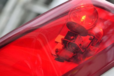 Parlayan kırmızı acil durum aracı ışığı gündüz vakti kapanır