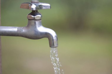 Parkın arka planındaki musluğu kapat