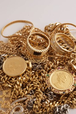 Lüks altın mücevherler, bilezikler ve zincirlerin arka planı