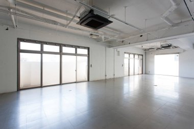 Pencereleri olan boş bir alan ve modern binanın beyaz duvarı