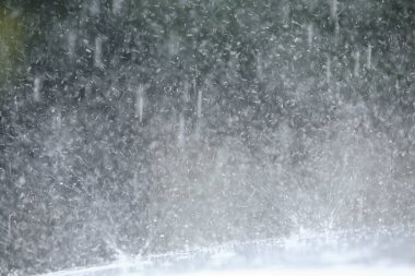 Yağmur damlaları bir bardak suya damlıyor, kapanıyor