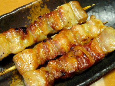 Izgarada pişen şişte ızgara etin yakın plan görüntüsü.   