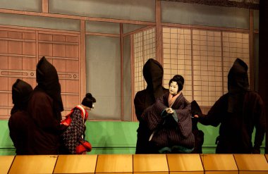 Kuklacılar geleneksel Japon Bunraku Tiyatrosu 'nu sahneliyorlar.