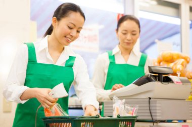 Japonya 'da kasası olan Asyalı genç kadın işçiler var.