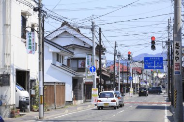 Geleneksel Beyaz evleri olan Japon Şehir Sokağı 