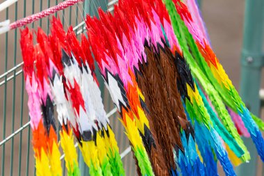 Kablo rafından sarkan renkli iplikler