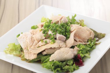 Tavuk fileto, yeşil soğan ve marul yapraklı taze salata