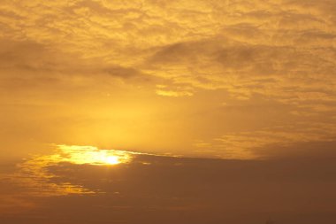 Güzel, parlak, bulutlu gün batımı gökyüzü       