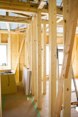 Ev çerçevesi içinde inşaat iç altında yeni bir ev.