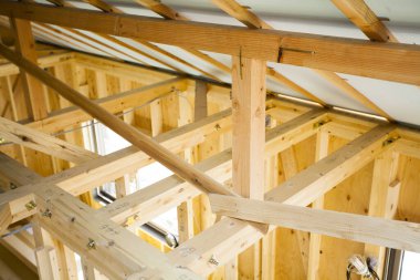 Ev çerçevesi içinde inşaat iç altında yeni bir ev.