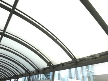 Metal parmaklıklı modern cam çatı