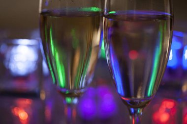 Renkli arka planda şarap kadehlerinin yakın plan görüntüsü   