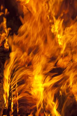 alevler siyah arkaplanda     