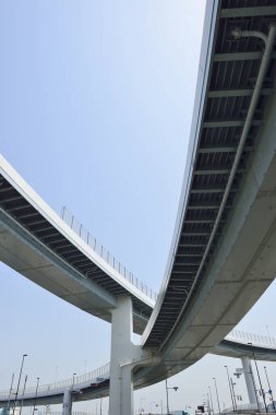 Japonya 'daki otoyol mavi gökyüzü arka planına karşı.