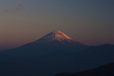 Japonya 'da günbatımında ünlü Fuji dağının manzarası