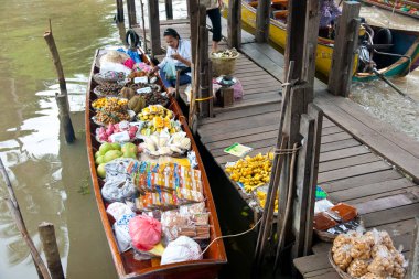 Taze ürün satan renkli yüzen pazar tekneleri