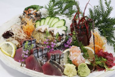 Taze sebzeli renkli saşimi tabağı.