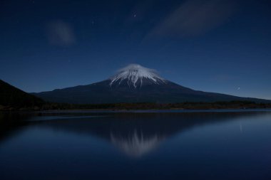 Japonya 'daki ünlü Fuji dağının manzarası