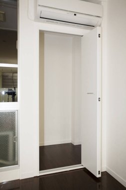 Kapısı ve kliması olan boş bir oda.