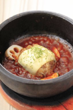 Asya yemeklerinin bir mutfak fotoğrafı, köfteli kırmızı fasulyeler. 