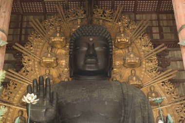 Eski Japon tapınağı, Kami 'ye, Shinto tanrılarına ya da ruhlarına adanmış kutsal mekanlar.