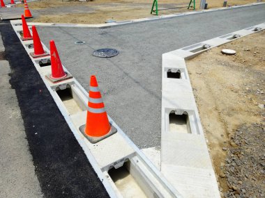 Sokakta koni olan yol tabelası