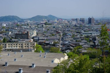 Modern binalarla şehir manzarası