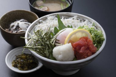 Japon mutfağı. Sebzeli saşimi, havyar ve limon.