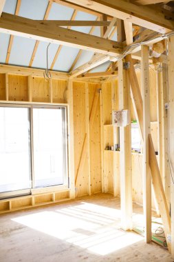 Ev çerçevesi içinde inşaat iç altında yeni bir ev.