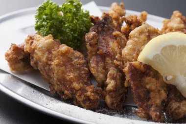 Lezzetli kızarmış tavuğun yakın görüntüsü