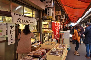 Sokak pazarında yürüyen insanların manzarası