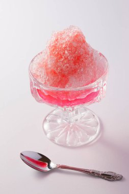 Arka planda soğuk buzlu dondurma, yakın çekim.