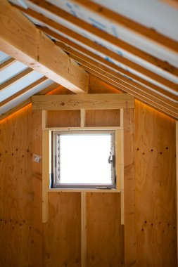 Ev çerçevesi içinde inşaat iç altında yeni bir ev.