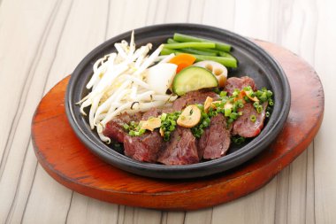 Mantarlı ızgara biftek ve sebze.