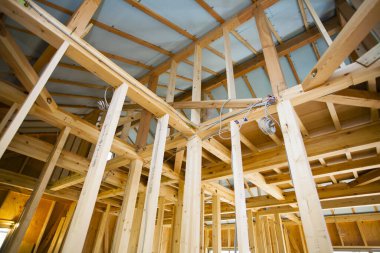 Ev çerçevesi içinde inşaat iç altında yeni bir ev.