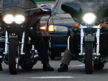 Siyah motosikletler ve caddelerde giden arabalar.