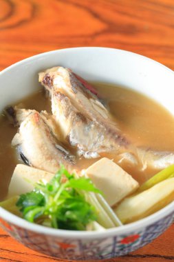 Çorba kasesinin balıklı bir fotoğrafı. 