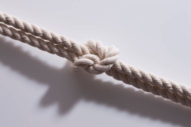 Düğüm izole edilmiş beyaz halatı yakın çekim