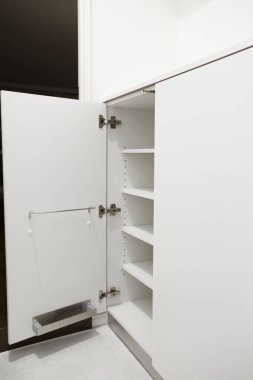 Ahşap bir rafta beyaz gardırop