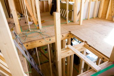 Ev çerçevesi içinde inşaat iç altında yeni bir ev.