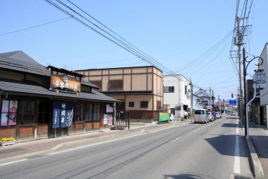 Geleneksel Koyu Lekeli Japon Depoları ve Sokak Sahnesi