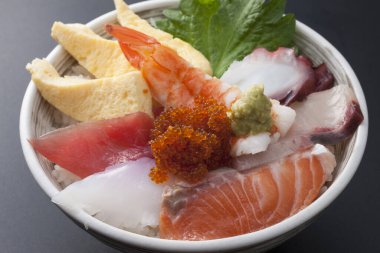 Bir kase saşimi, çeşit çeşit balık, somon, ton balığı, yosun, zencefil ve wasabi.