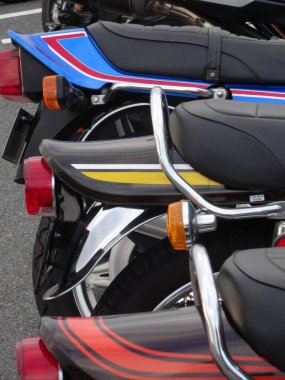 Motosiklet yola park edilmiş.